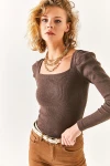 Kahve Yumuşak Dokulu Kare Yaka Günlük Bluz BCBSK-25700-K7482