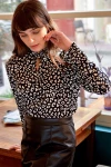 Siyah Desenli Damla Dekolteli Bluz BCBSK-25700-K4493