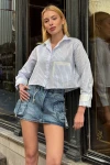 Beyaz Mavi Manşet Ve Cepleri Garnili Çizgili Oversize Crop Dokuma Gömlek BC231036