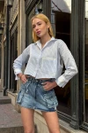 Beyaz Mavi Manşet Ve Cepleri Garnili Çizgili Oversize Crop Dokuma Gömlek BC231036