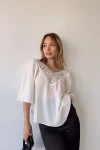 Beyaz Yakası Çiçek Brodeli Krep Bluz BCBSK-25700-T4010-1220