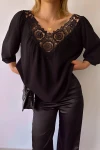 Siyah Yakası Çiçek Brodeli Krep Bluz BCBSK-25700-T4010-1220