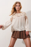 Bej Bisiklet Yaka Dantel İşlemeli Delik Ajurlu Oversize Bluz BCHESQ-251117