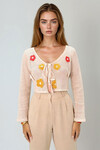Bej Önü Bağcıklı Çiçek Motifli Kroşe Hırka  BCHESQ-251095