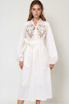 Beyaz Hakim Yaka Önü Nakışlı Balon Kol Kemerli Astarlı Dokuma Elbise BCHESQ-251040