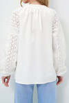 Ekru Derin V Yaka Nakış Ve Güpür Detaylı Balon Kol Keten Bluz BCHESQ-251081