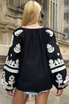 Siyah Kayık Yaka Püskül Detaylı Nakış İşlemeli Balon Kol Dokuma Bluz BCHESQ-251107