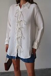 Beyaz Düğme Detaylı Bağlamalı Müslin Gömlek