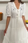 Beyaz Nakışlı Bağlama Detaylı Midi Boy Elbise
