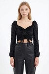 Siyah Öpücük Yaka Önü Büzgü Detaylı Kadife Crop Bluz